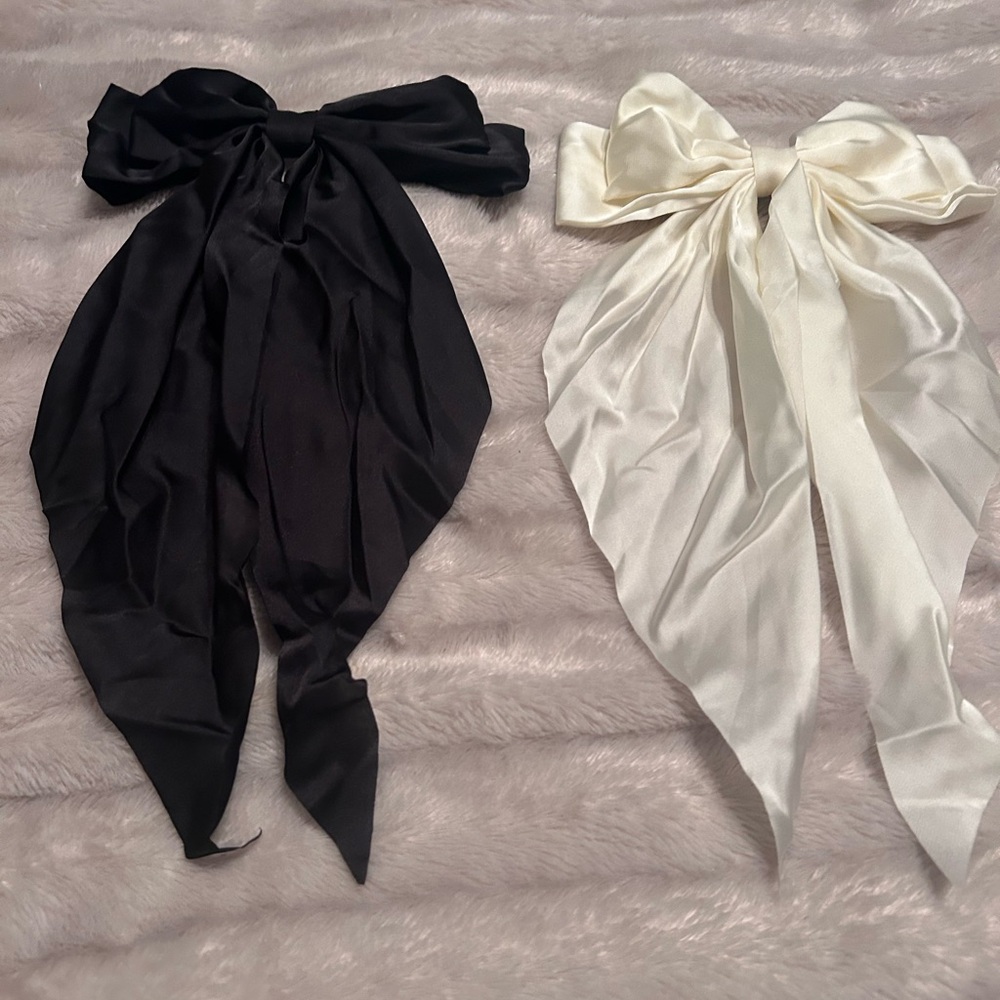 Set of large bow hair clips